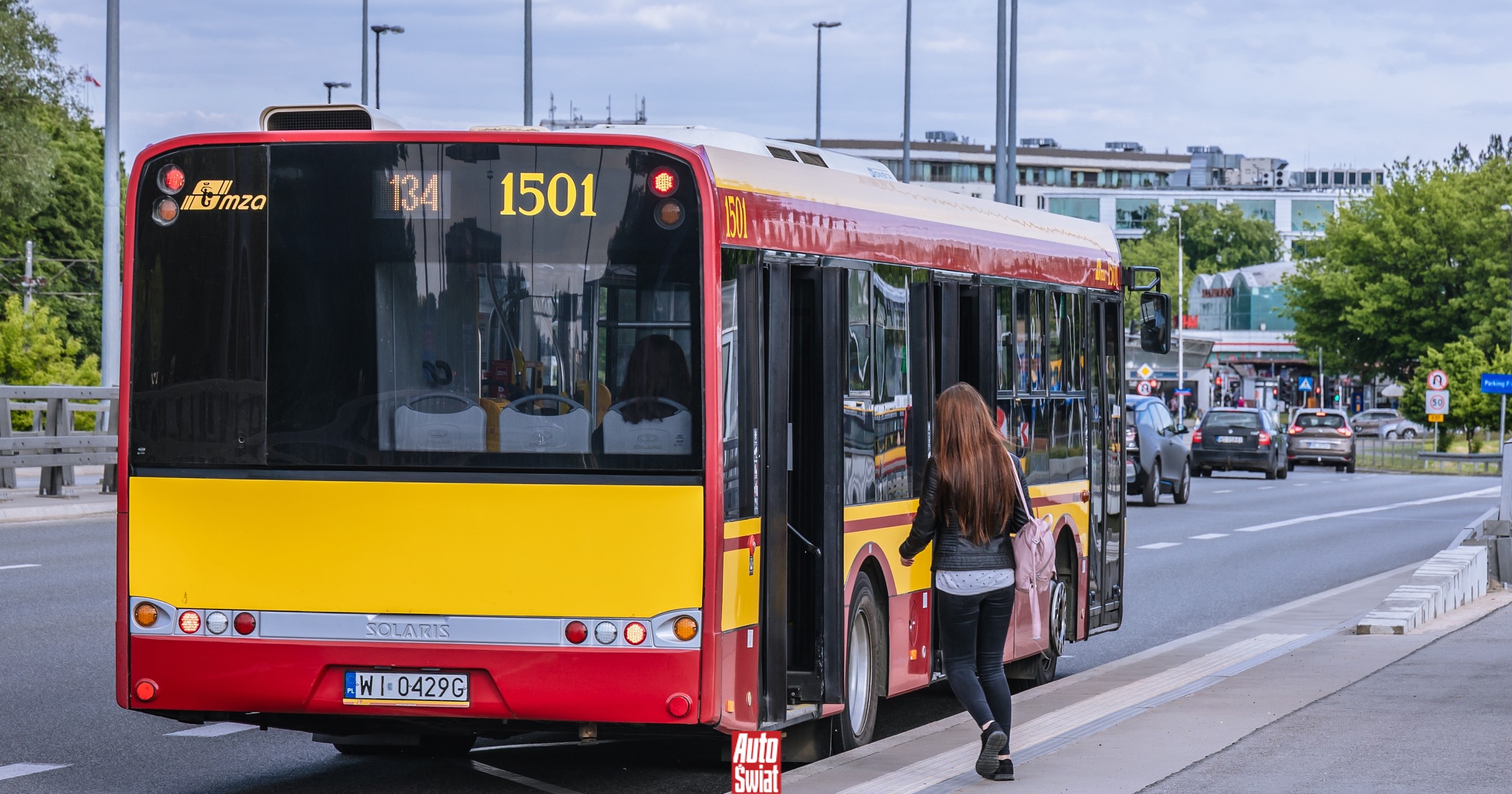 Autobus stoi na przystanku. Zawsze można go ominąć?