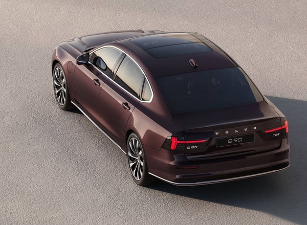 Pełna elektryfikacja jeszcze zaczeka. Volvo przedłużyło życie kolejnemu spaliniakowi