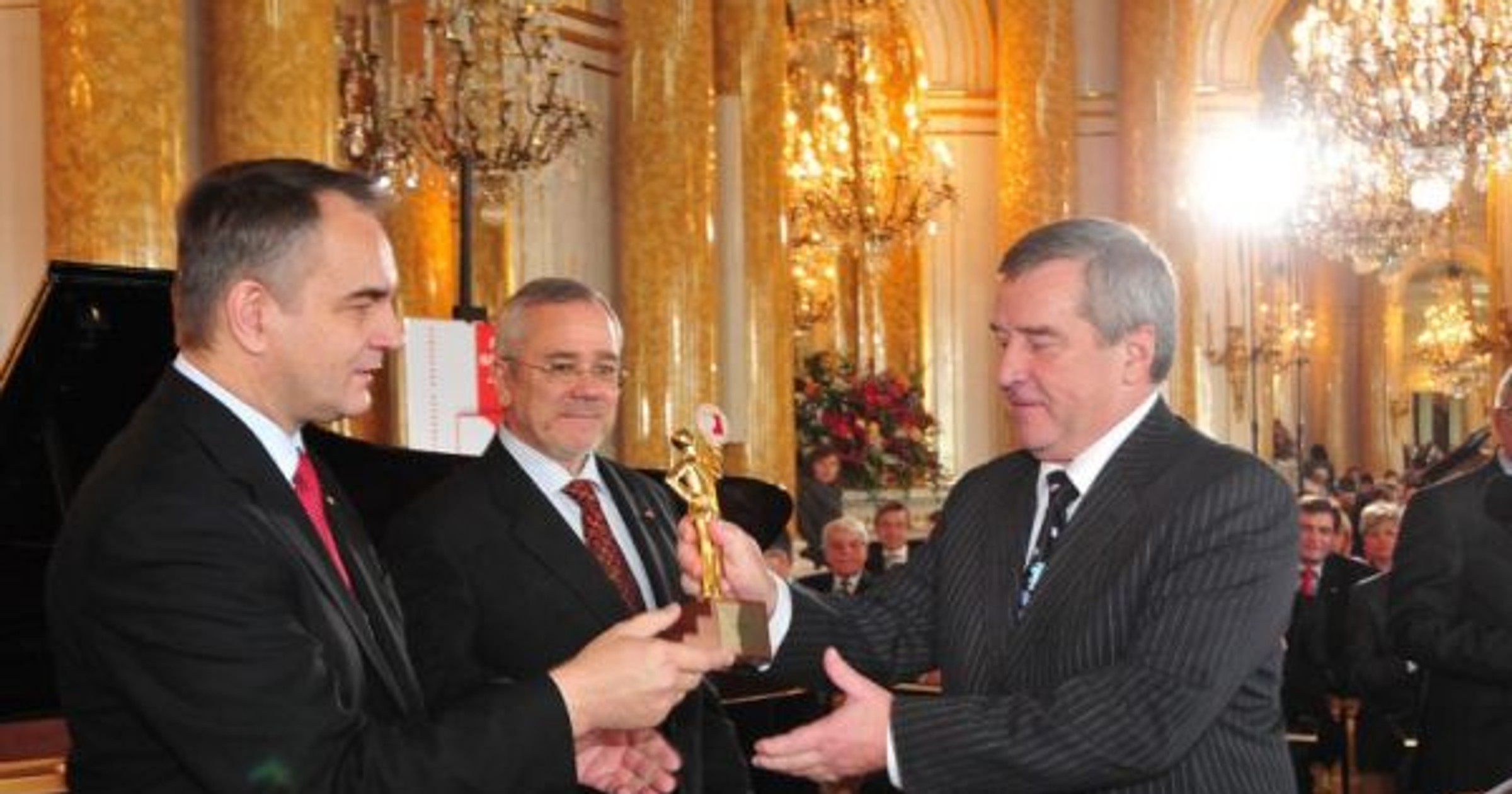 Zdzisław Arlet odbiera nagrodę z rąk Waldemara Pawlaka