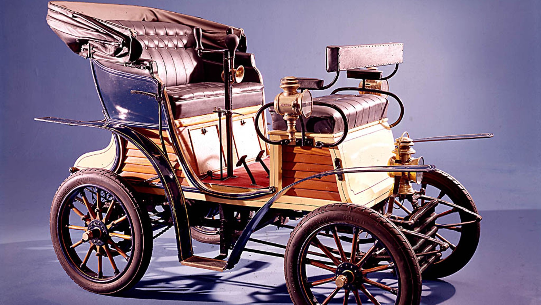 Fiat 3 1/2 HP z 1899 r. ma nadwozie typu vis-a-vis.