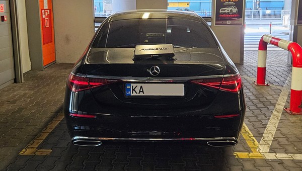 Przy lotnisku w Warszawie stał czarny Mercedes na ukraińskich tablicach ze skrzynką na klapie. Co to jest?