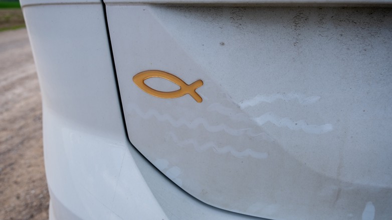 Znak ryby na samochodzie