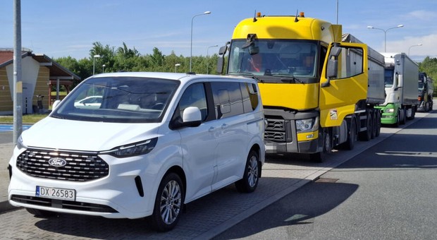 Po S8 jeździ nieoznakowany biały bus. Kontroluje konkretny zakaz