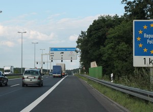 Wyprzedzanie z prawej strony. W Niemczech też można, ale tylko w wyjątkowych sytuacjach