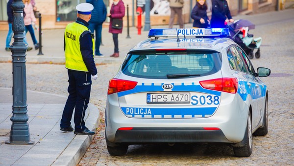 Kierowca potrącił policjanta kierującego ruchem w Poznaniu i odjechał