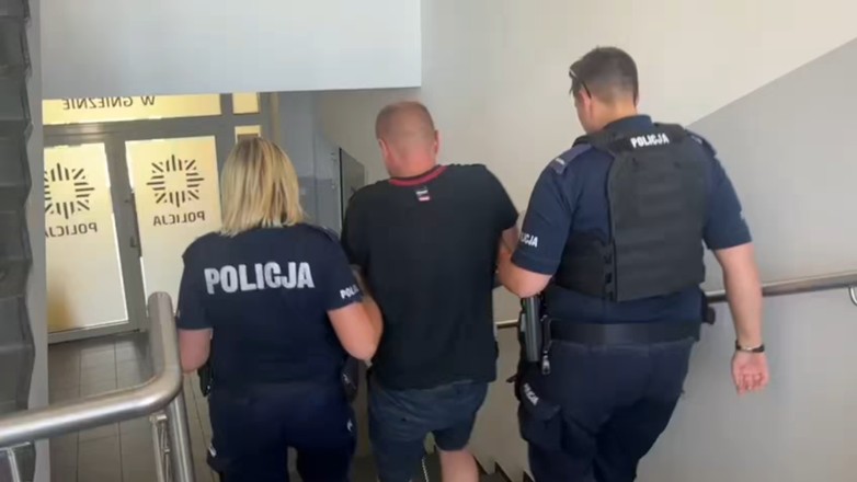 Policjanci ze sprawcą wypadku