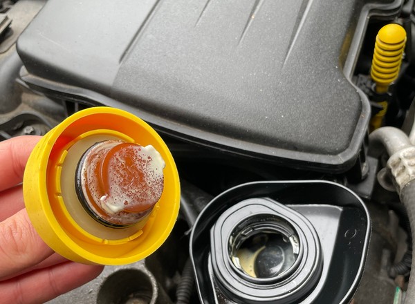 Znalazłeś "majonez" pod korkiem wlewu oleju? To może być bardzo kosztowny problem