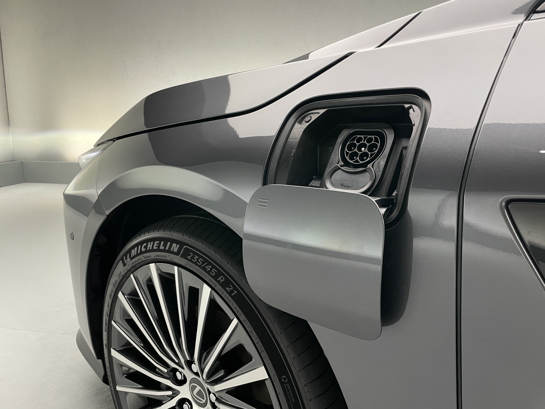 Lexus ES nie rzuca na kolana mocą ładowania, ale to z troski o trwałość baterii