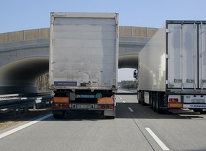 Koniec z wyprzedzaniem się ciężarówek na polskich drogach?