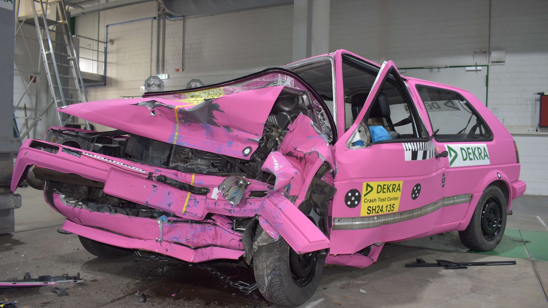 VW Golf II w teście zderzeniowym Dekry