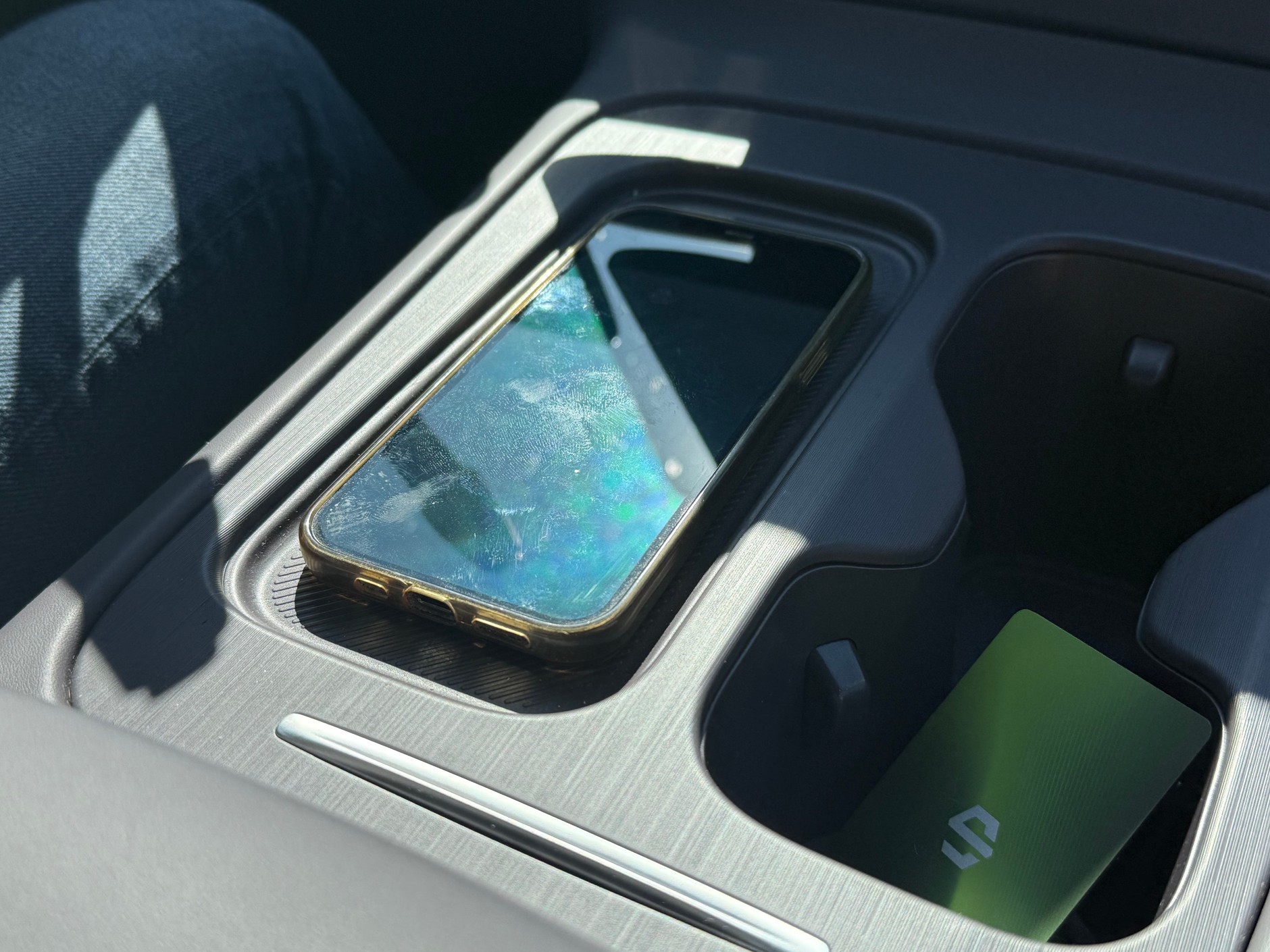 Leapmotor C10 REEV – gdy jedziesz pod słońce w ciepły dzień, telefon położony na ładowarce przegrzewa się po kwadransie.