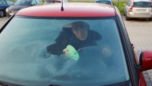 Sposoby na pozbycie się wilgoci z samochodu. Żwirek dla kota i kreda to nie żart