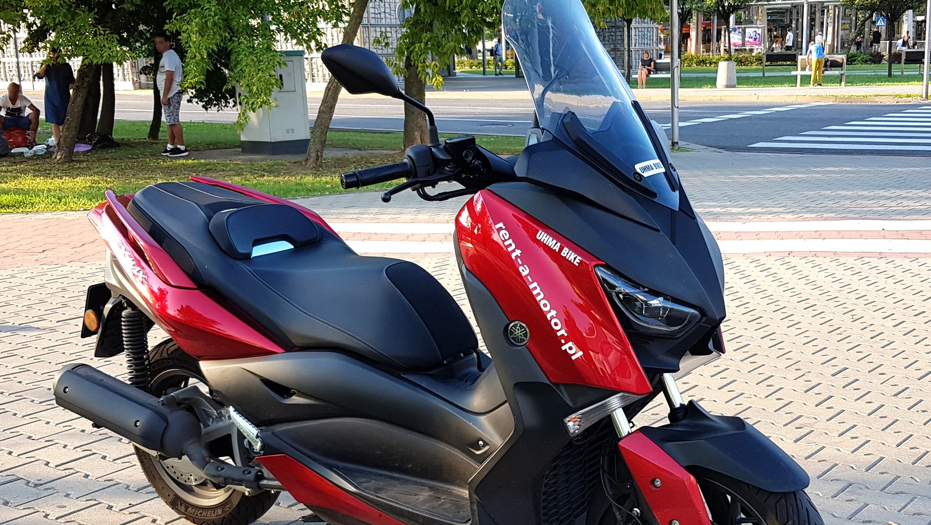 Niejeden skuter z silnikiem o poj. 125 wygląda bardzo podobnie do większych wersji z silnikami o poj. 400 ccm