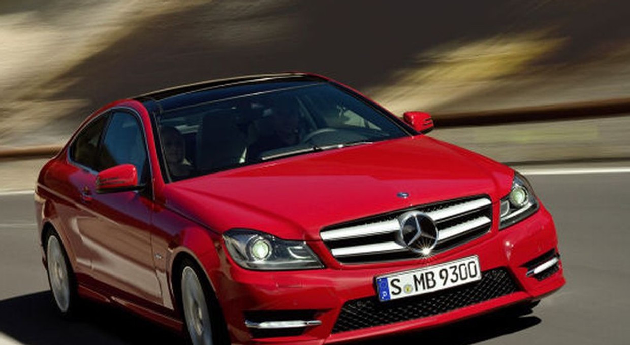 Mercedes kusi młodych i bogatych