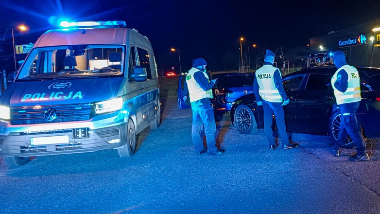 Kontrola policji na parkingu