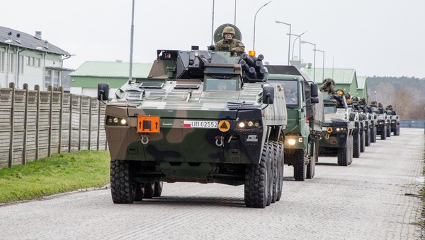 Kolumny wojskowe na drogach - czy są uprzywilejowane, jak i kiedy je wyprzedzać?