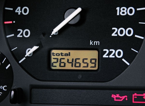 Ile można stracić, kupując auto po korekcie licznika? Jak sprawdzić realny przebieg?