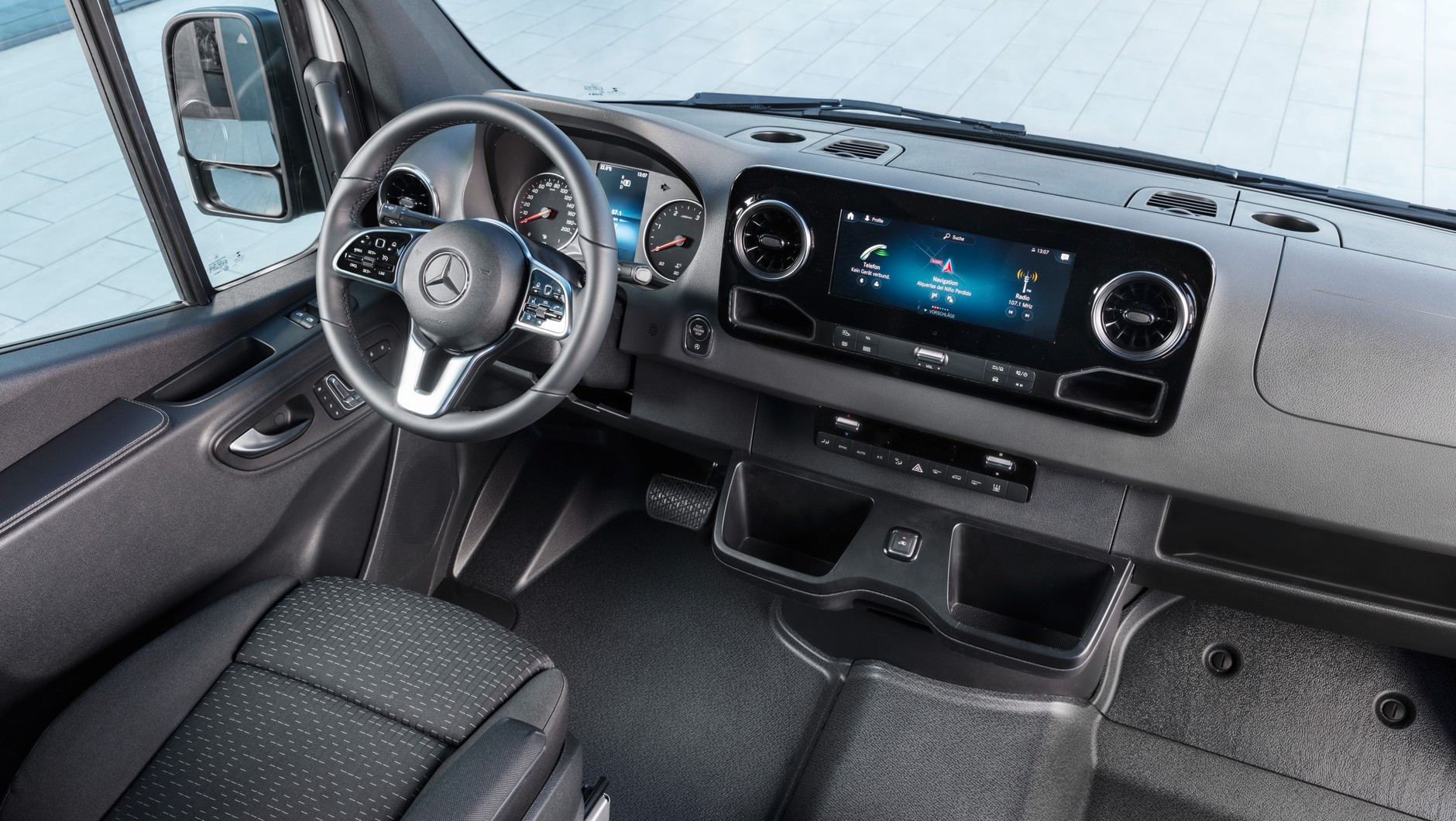 Mercedes Sprinter - największy ekran ma przekątną aż 10.25 cali. Multimedia jak w najnowszej Klasie A