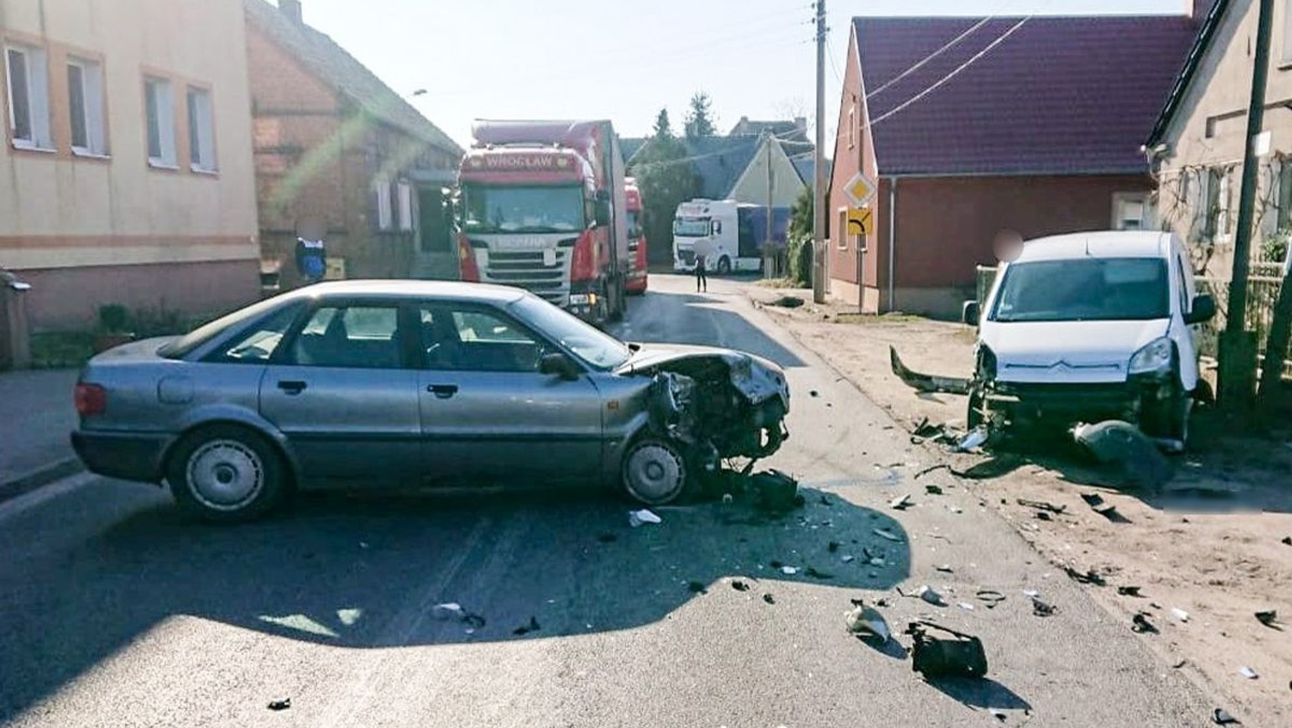 Podczas ucieczki kierujący Citroenem Berlingo czołowo zderzył się z Audi