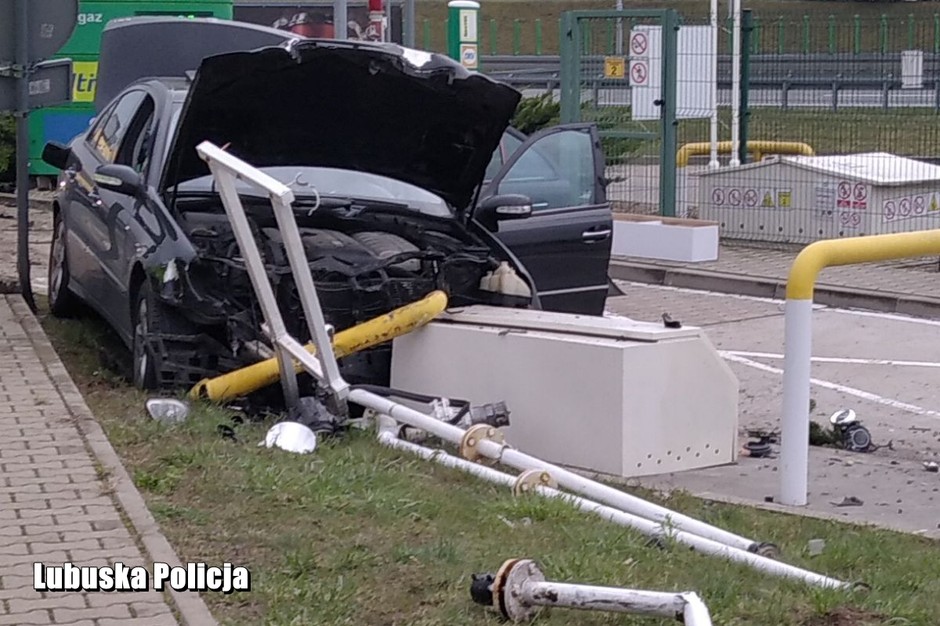 Pijany kierowca wjechał w stację paliw