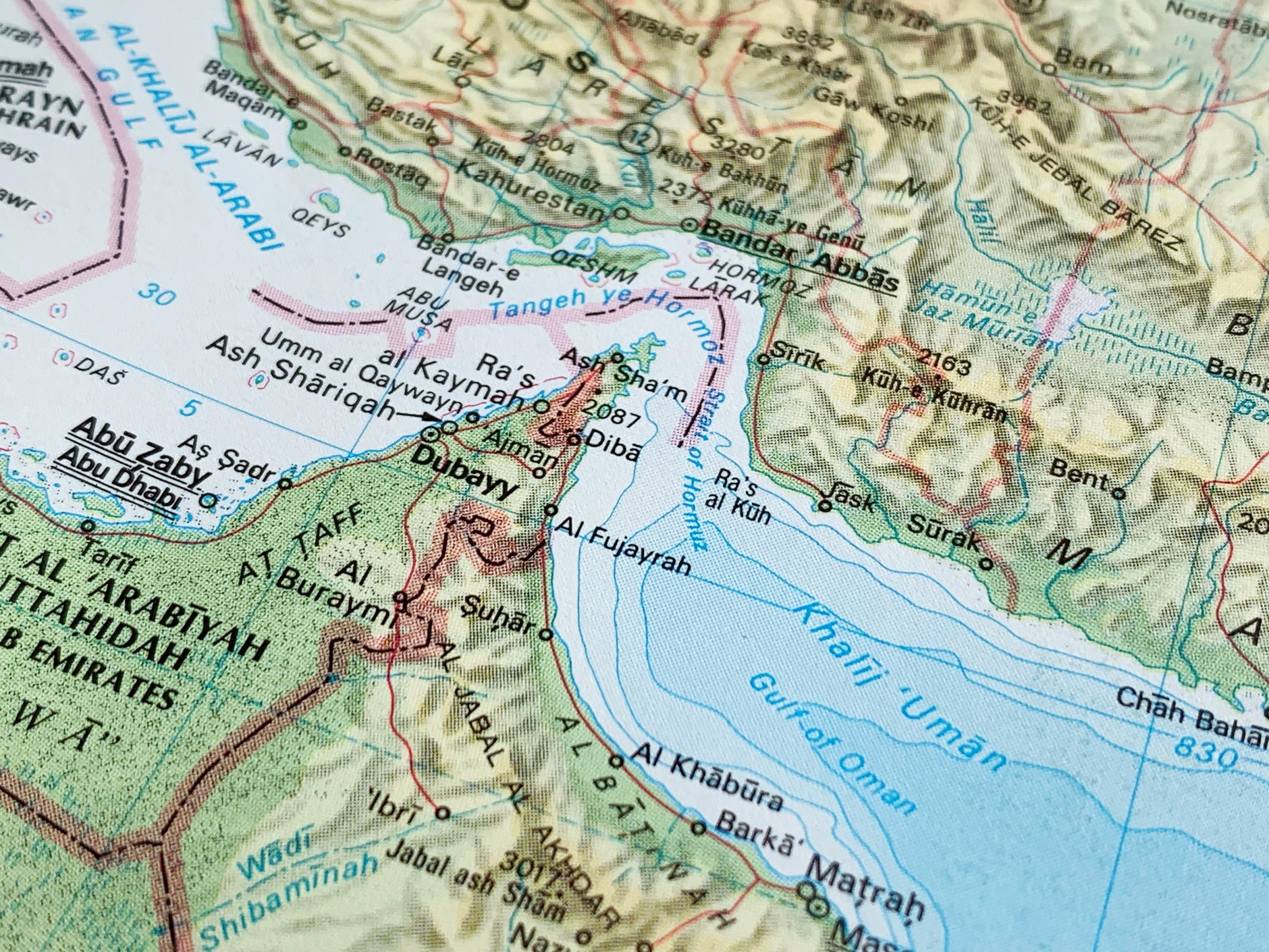 Mapa z zaznaczoną czerwoną linią cieśniną Ormuz