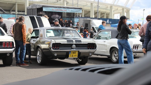 Pojechałem elektrykiem na zlot Mustangów. Podziwiałem ryk V8