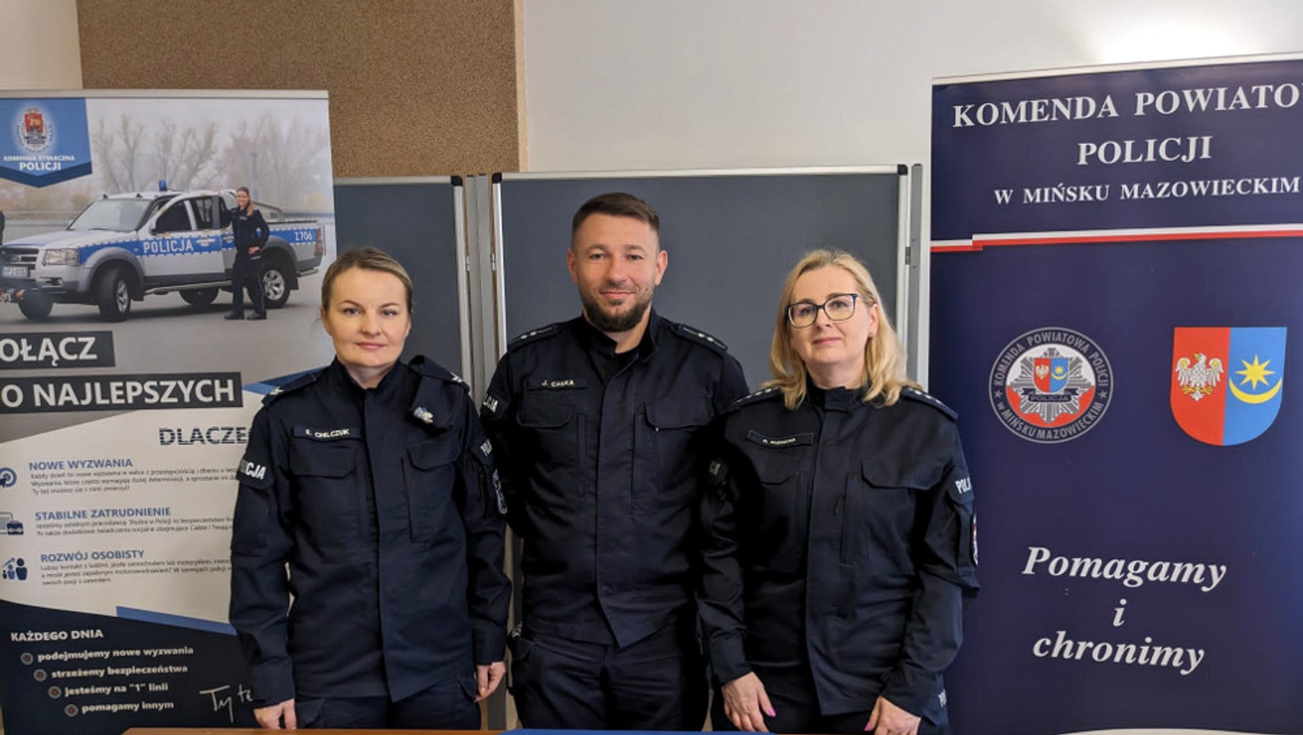 Obraz pochodzący z serwisu https://minsk.policja.gov.pl/pmm/aktualnosci/129221,XIX-MINSKIE-TARGI-PRACY-I-PRZEDSIEBIORCZOSCI-PROMOCJA-ZAWODU-POLICJANTA.html