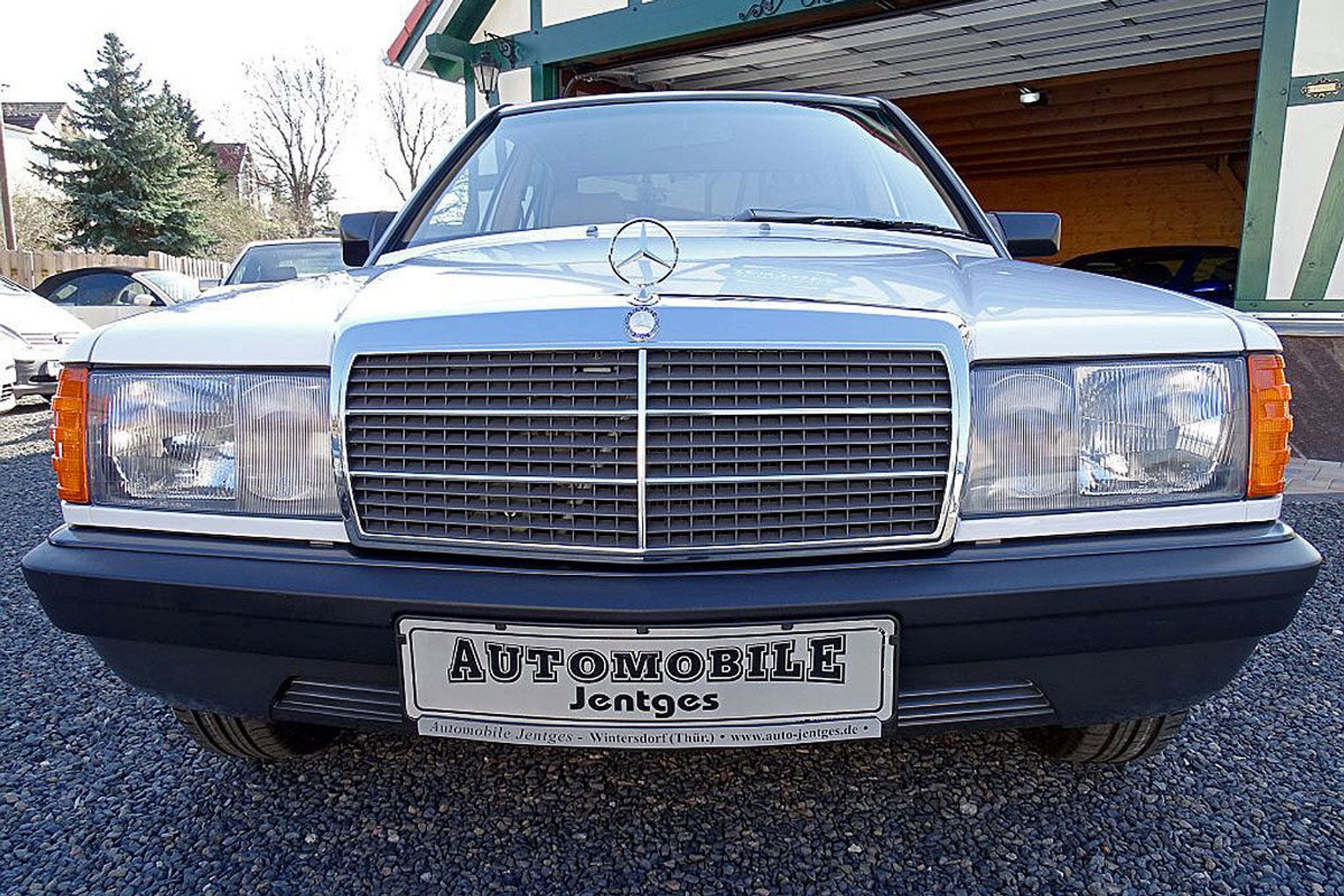 Mercedes 190 2.0 z przebiegiem 8600 km (26 950 euro).