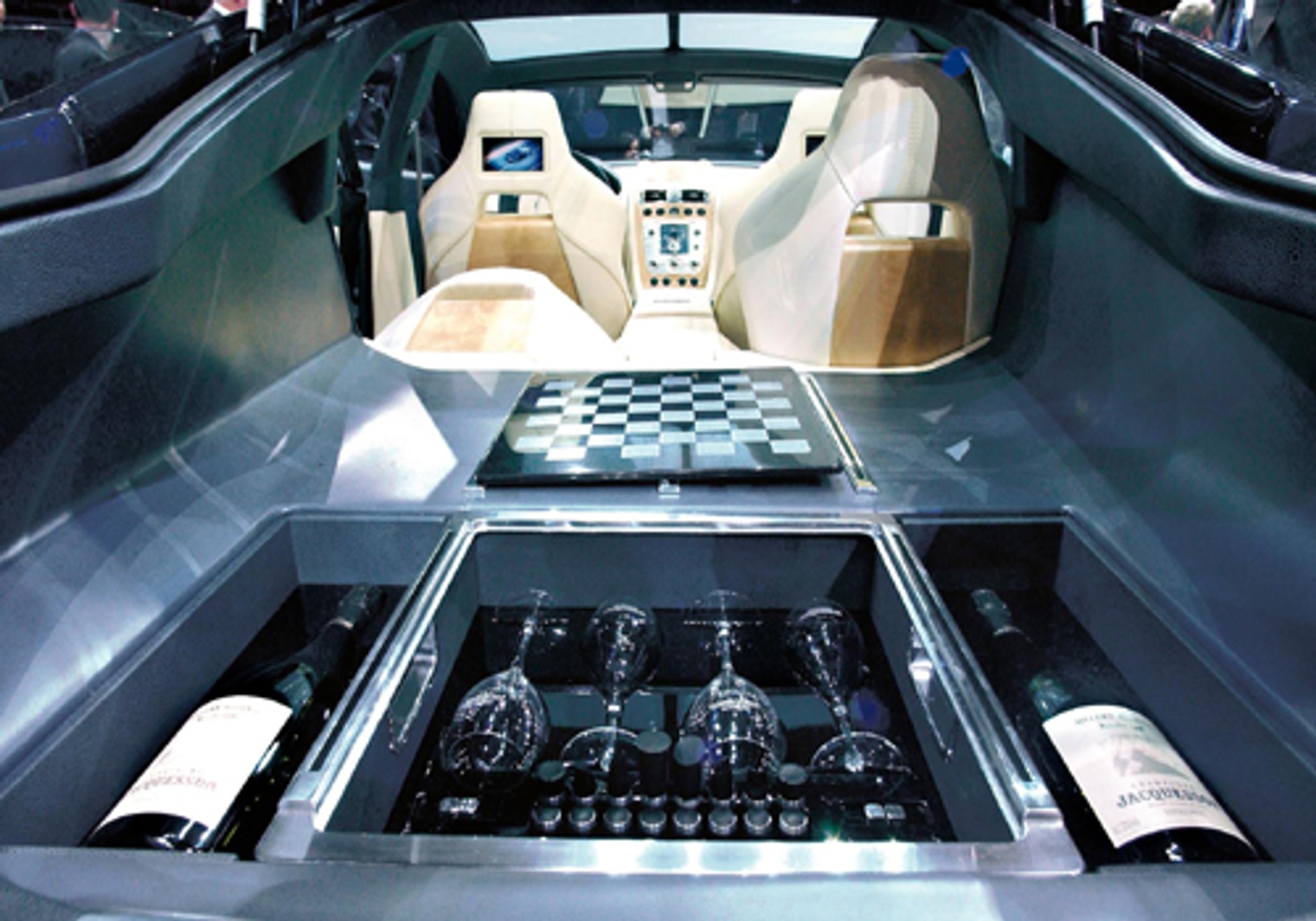 Aston Martin Rapide - Familijne Porsche z Anglii