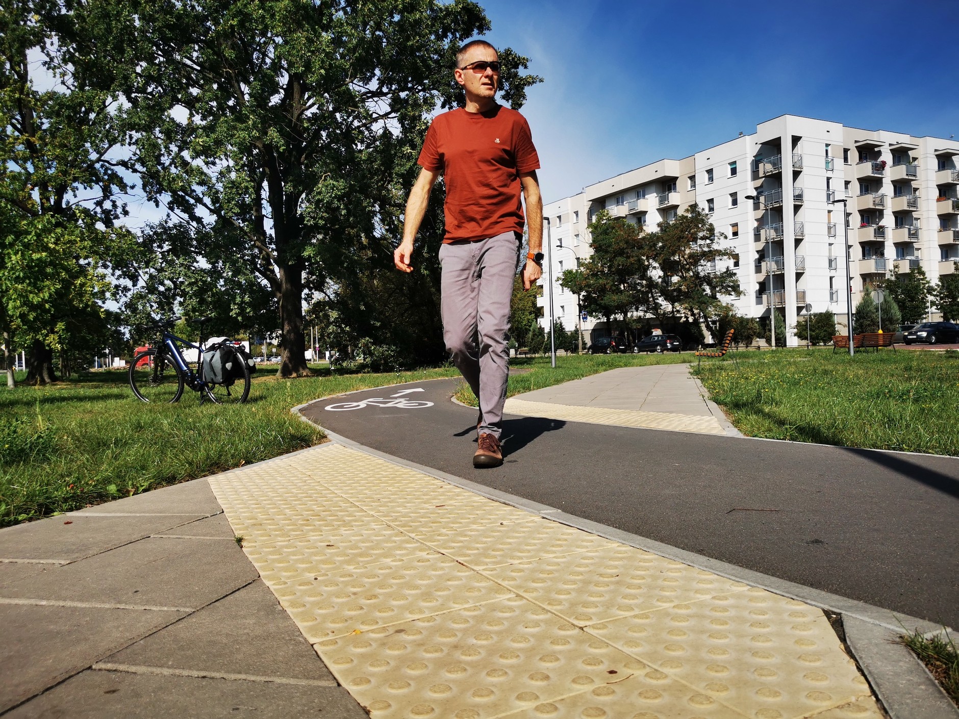 Przejście sugerowane na drodze dla rowerów – można przekroczyć drogę, ale lepiej się rozejrzeć