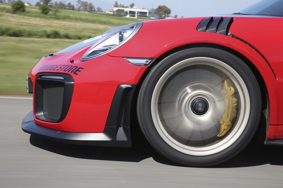 Porsche 911 GT2 RS kontra McLaren 720S - szybko jeździć ty musisz