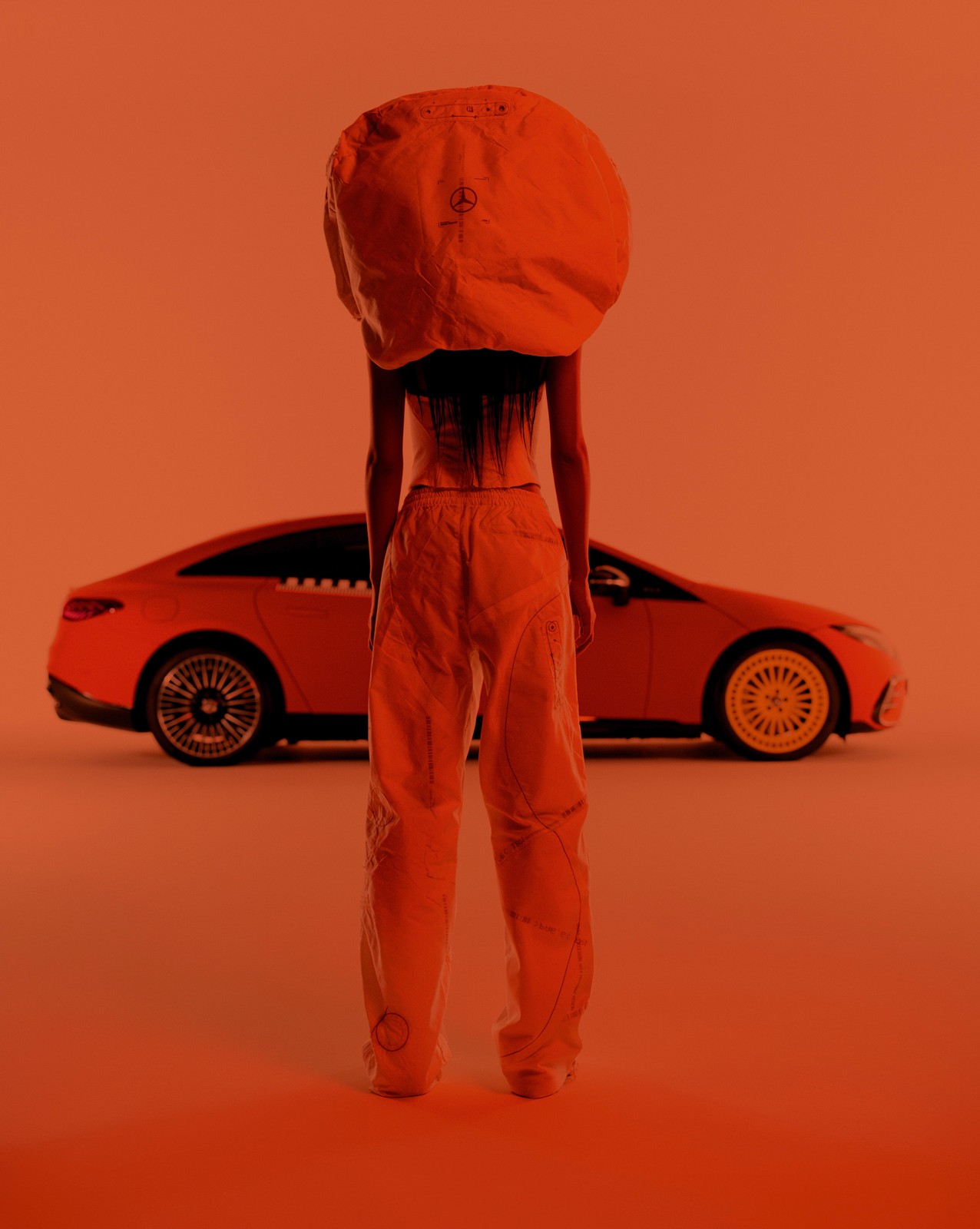 Ubrania stworzone z poduszek powietrznych