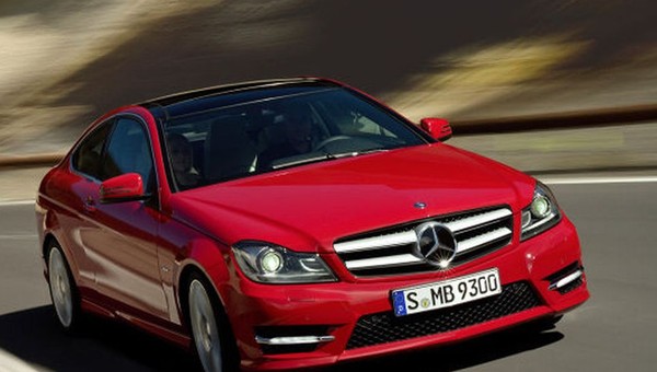 Mercedes kusi młodych i bogatych