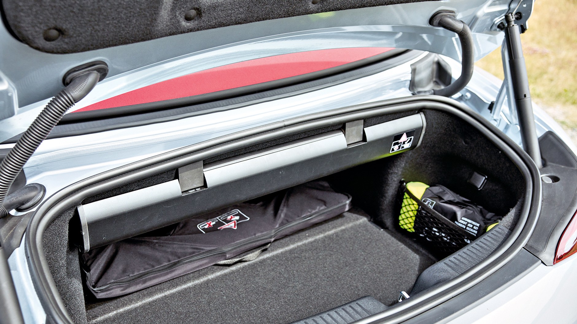 Bagażnik o pojemności 213 l, gdy dach jest schowany, rośnie do 240 l po zamknięciu kabiny