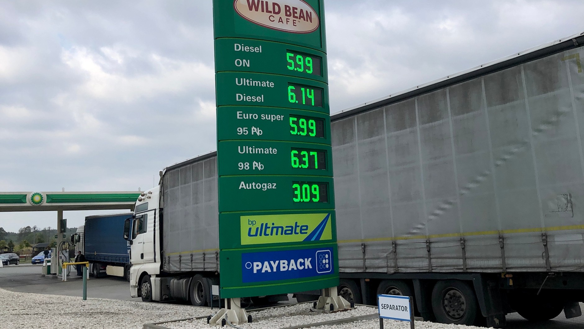 Ceny paliw na stacji przy autostradzie A2 pod Warszawą – zaledwie sprzed kilku dni, a już... nieaktualne