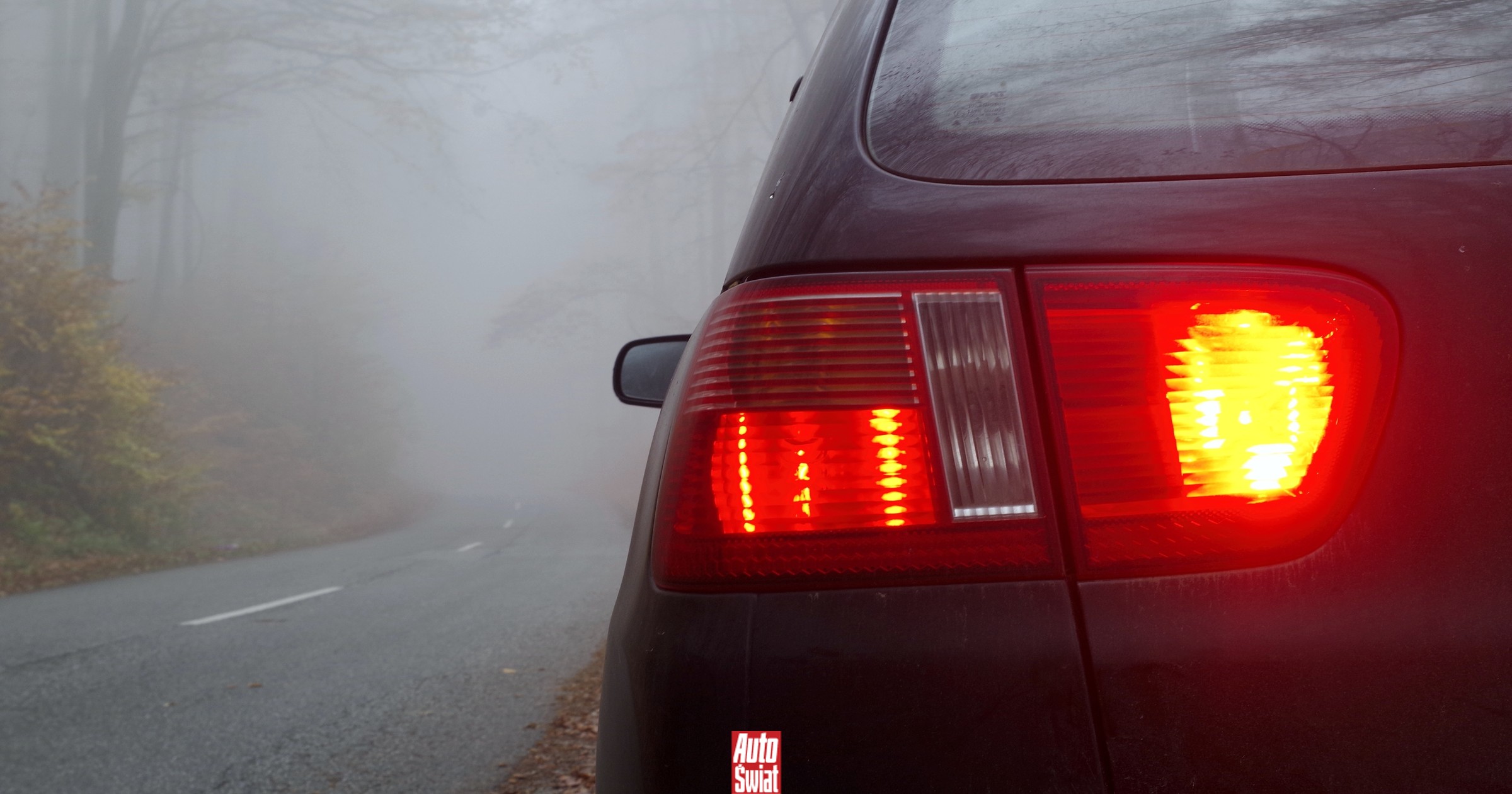 Mgła na drodze, ale czy mogę włączyć tylne światła przeciwmgielne?