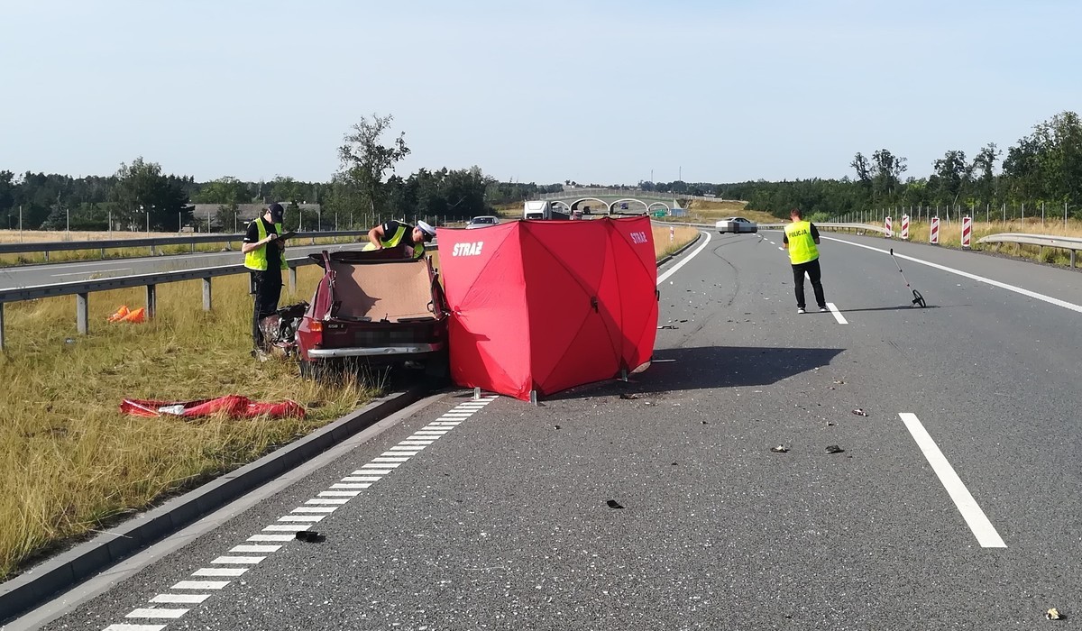 Tragiczny wypadek Fiata 126p, jadącego drogą ekspresową pod prąd