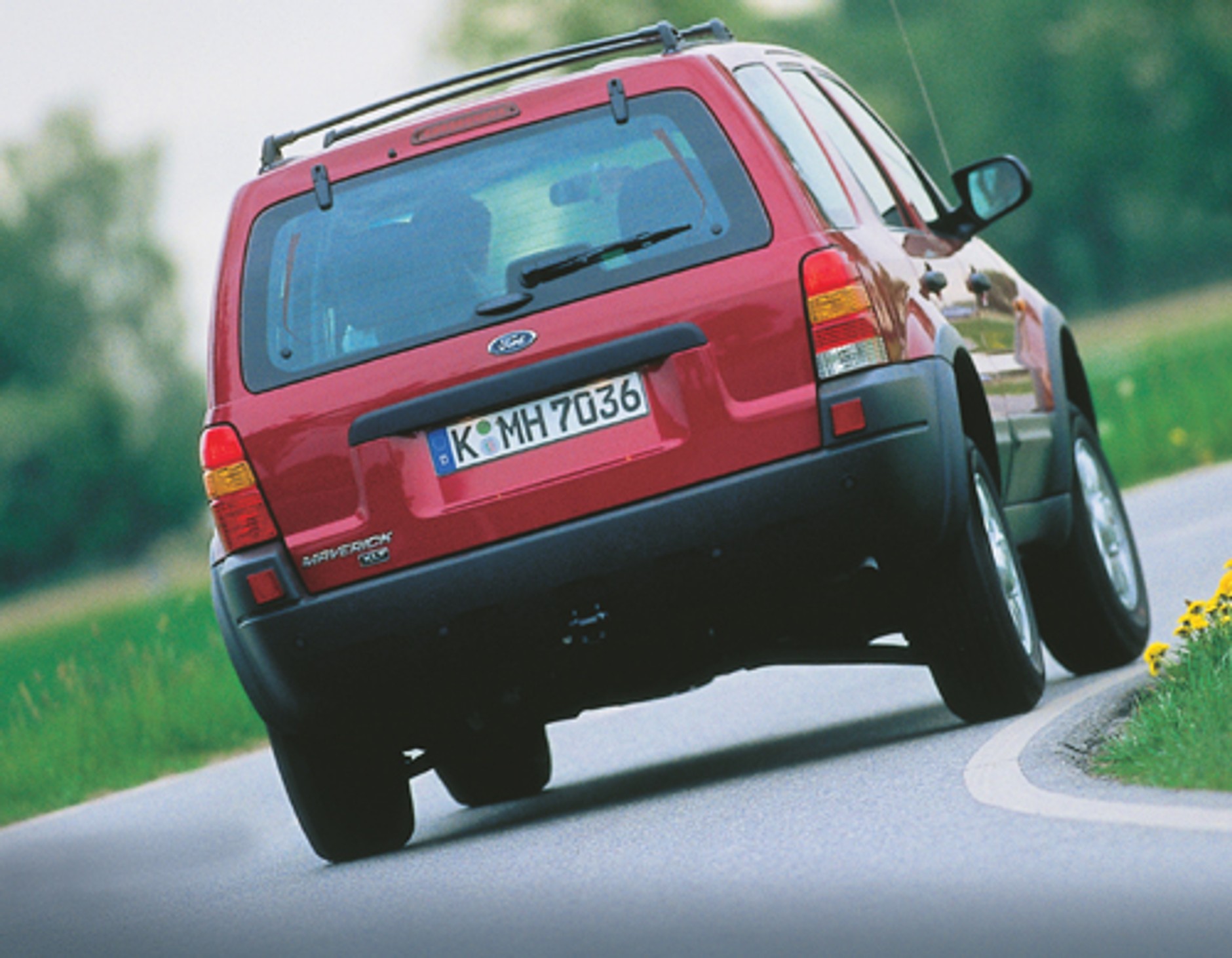 Trzy suv-y z benzynowymi silnikami: Mitsubishi Outlander kontra Toyota Rav4 i Ford Maverick