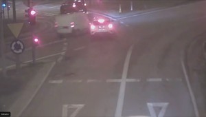 Czerwone świeciło się od dłuższego czasu. Zaskakujące zachowanie kierowcy Toyoty [WIDEO]