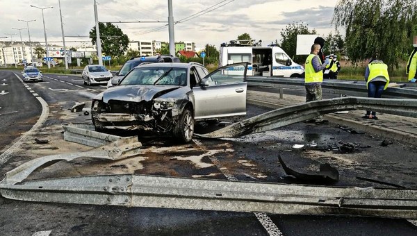 Ucieczka przed policją zakończona dachowaniem. W aucie mieli marihuanę