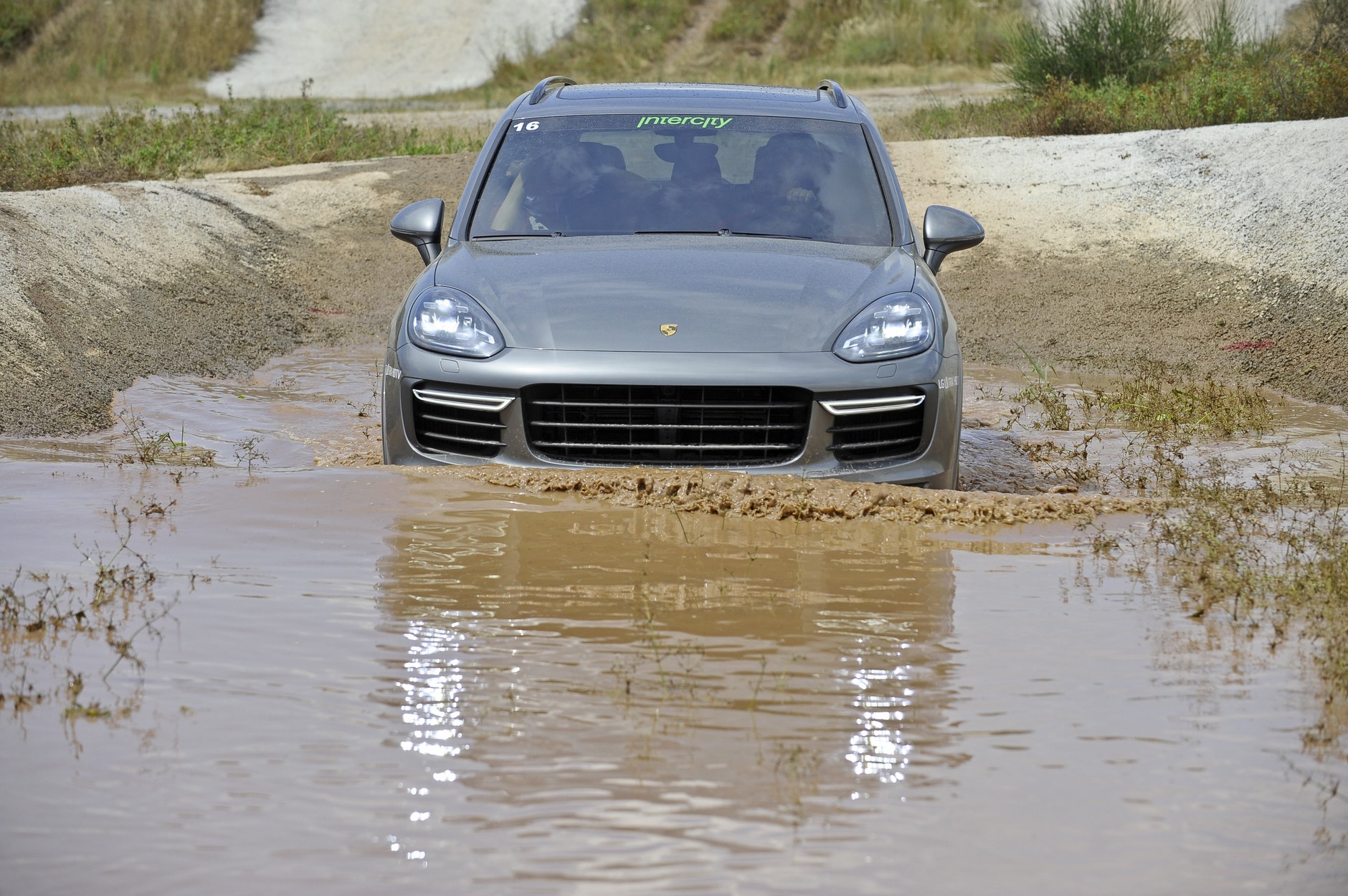 Brody o głębokości 50 cm nie robią na Cayennie najmniejszego wrażenia