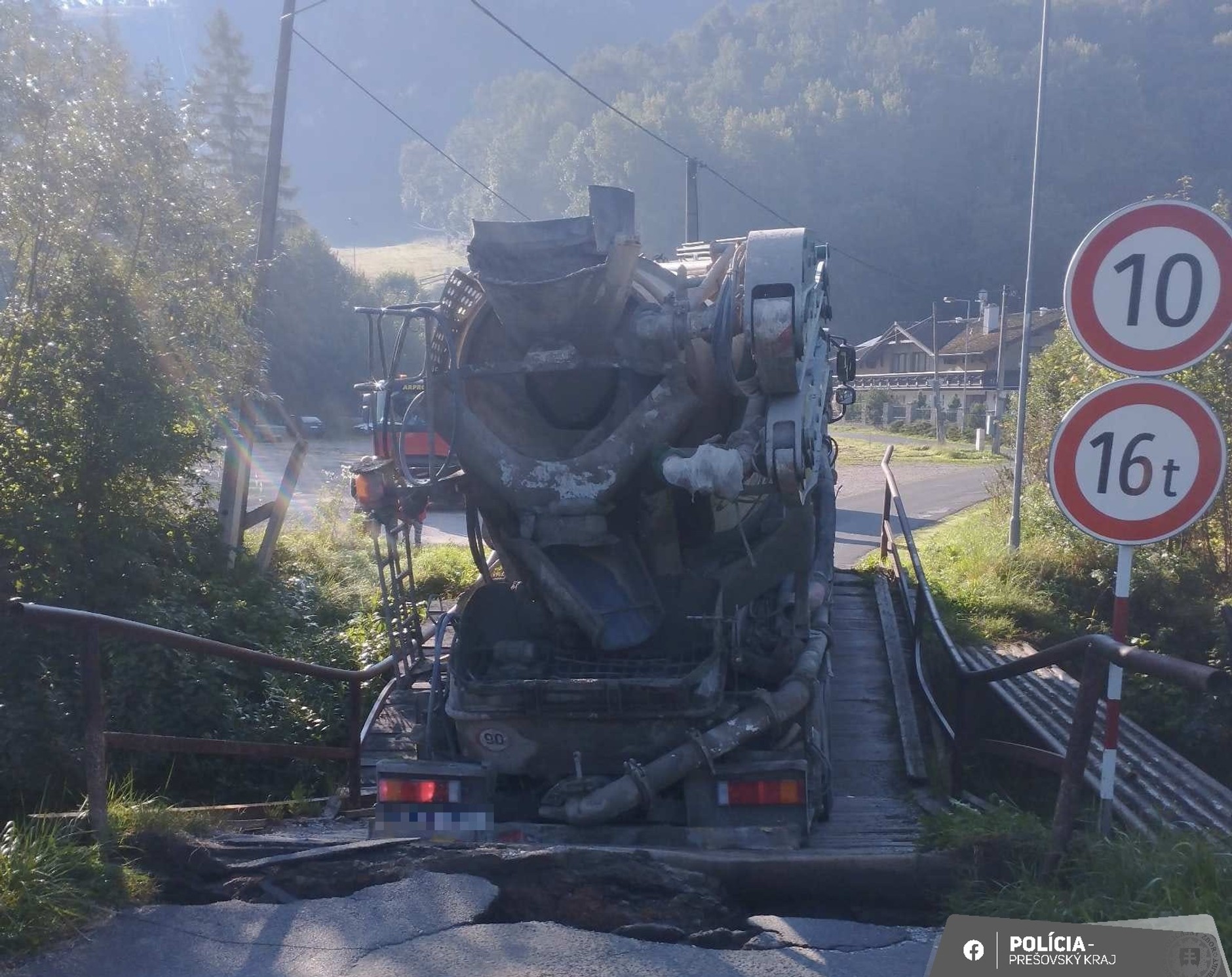 Kierowca ciężarówki zignorował znaki i doprowadził do zniszczenia mostu