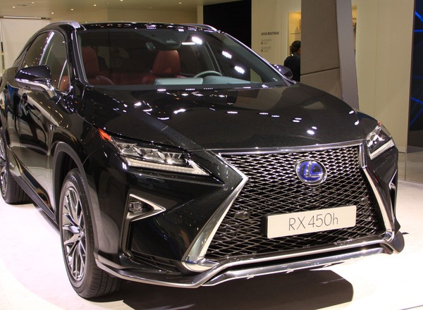 Lexus RX z wnętrzem stworzonym przez twórcę fortepianów