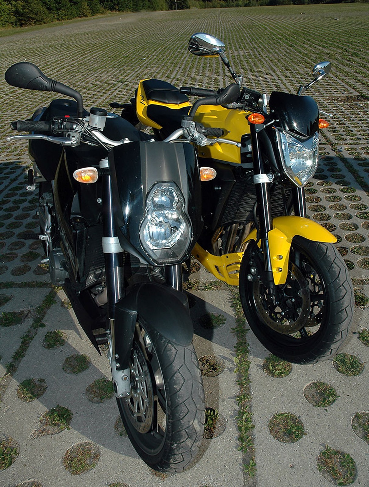 KTM 990 SuperDuke vs. Yamaha FZ1 (test porównawczy)