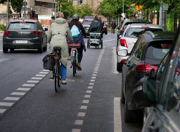 Rowerzysta wjechał w samochód częściowo stojący na drodze dla rowerów. Zaskakujący wyrok sądu