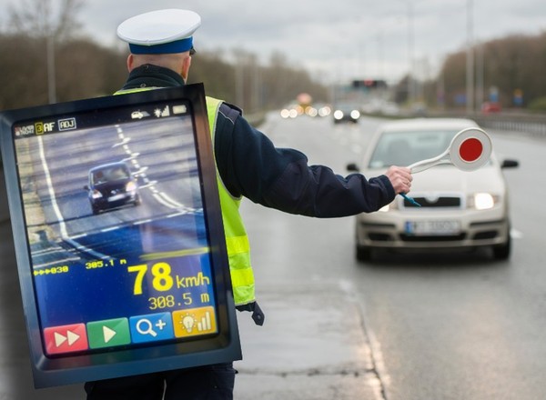 Nie miał przeglądu i uprawnień. Był za to pod wpływem. Przejechał tak 160 km