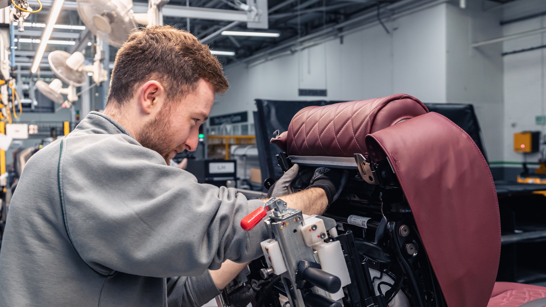 Fabryka Bentleya w Crewe – obróbka skóry, produkcja tapicerki
