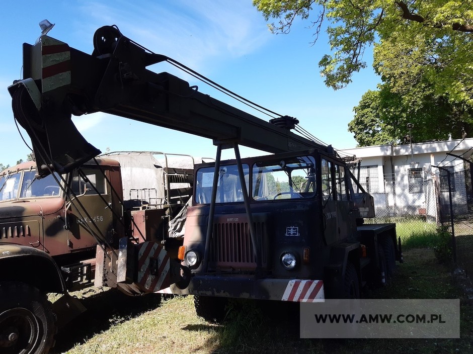 Żuraw R-061 na samochodzie STAR 660 M2 (udźwig 6,3 t, brak lusterek, bez powietrza w kołach) 1984 r., 20 tys. zł