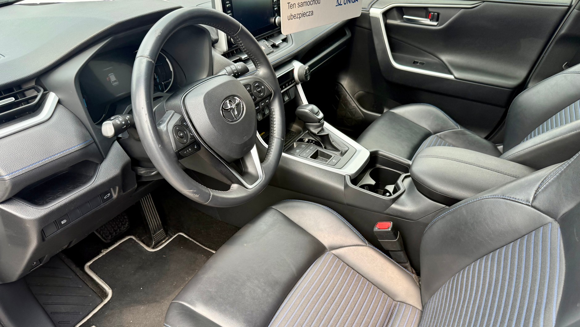 Kilkuletnia Toyota RAV4 sprowadzona z Włoch. Nie wygląda źle, na wyposażenie też nie można narzekać. Na pewno jednak nie jest tak bogate, jak w autach chińskich. I dochodzi typowe zużycie w używanym aucie 