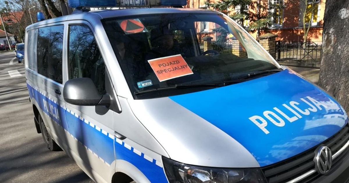 Pojazdy specjalne oznacza się czarnym trójkątem w kole (żółte lub pomarańczowe tło)